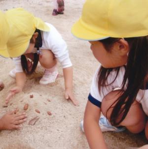園児が砂場で遊んでいます