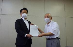 上杉会長から永野市長に答申書が手渡されました。