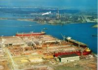 巨大な造船、鉄鋼の工場群